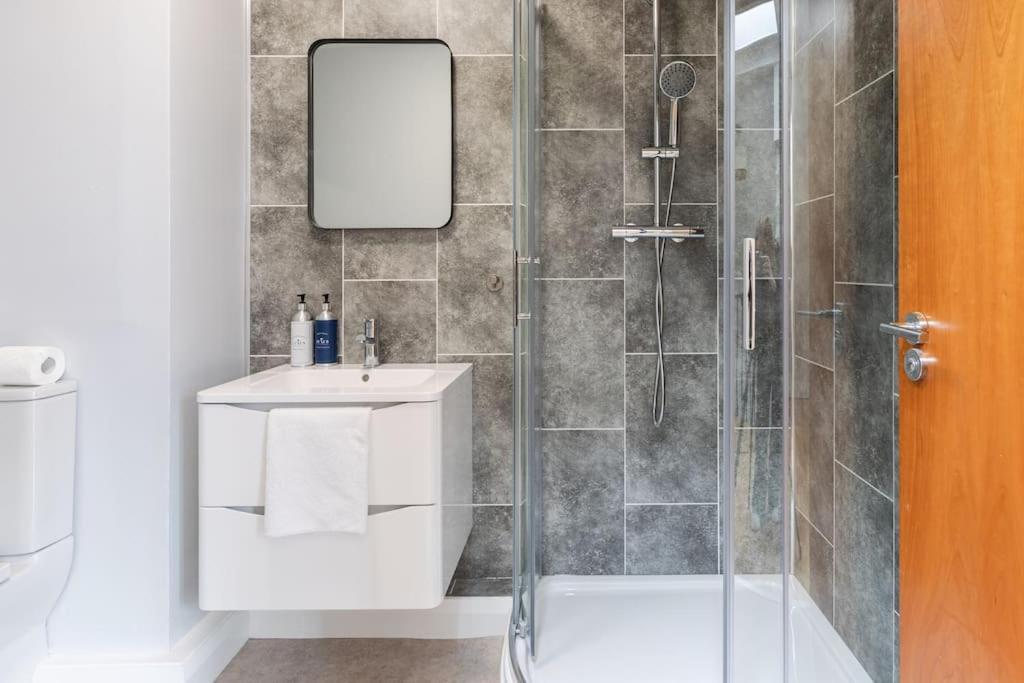 Modern Penthouse Apartment 2 Bed, 2 Bath Sleeps 6 City Centre Belfast Extérieur photo